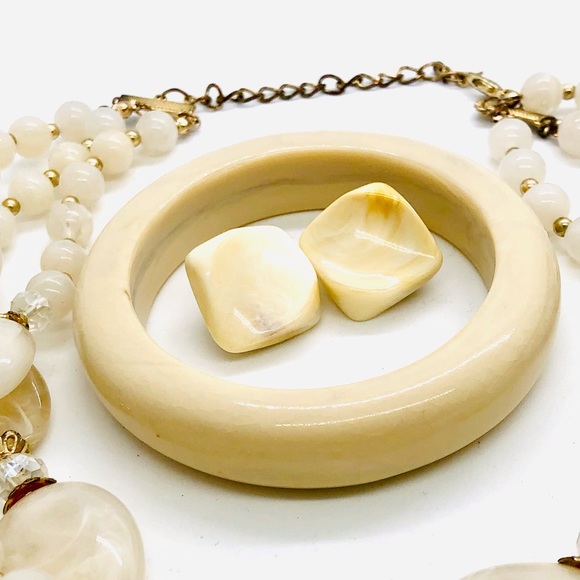 Vintage Creamy Ivory Plastic Lucite Jewelry Lot - Picture 15 of 16